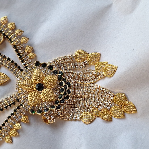 Extravagant Maximalism Bollywood Style Bib Necklace Gold & Green & Crystals read - Picture 5 of 8